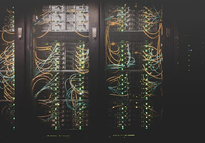 Cabos de rede e equipamento de comunicações em rack